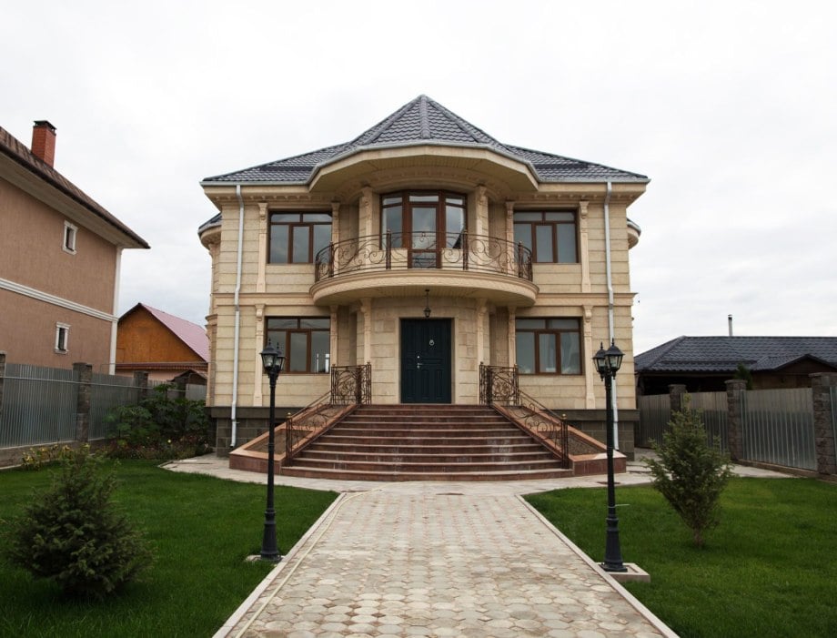 Traditional house exterior before renovation - FasadPro transformation example